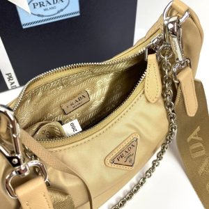 Сумка Prada Re-Edition 2005