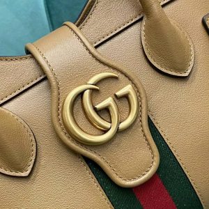 Сумка-тоут Gucci GG Marmont с металлическим логотипом