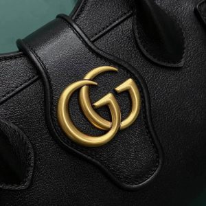 Сумка-тоут Gucci GG Marmont с металлическим логотипом