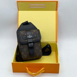 Сумка-слинг Louis Vuitton Saumur