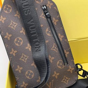 Сумка-слинг Louis Vuitton Saumur