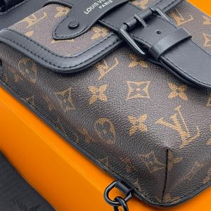 Сумка-слинг Louis Vuitton Saumur