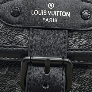 Сумка-слинг Louis Vuitton Saumur