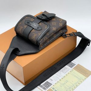 Сумка-слинг Louis Vuitton Saumur