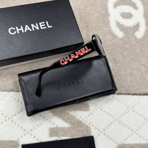 Солнцезащитные очки Chanel