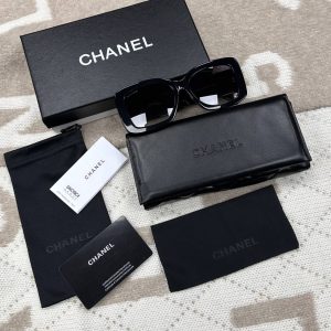 Солнцезащитные очки Chanel