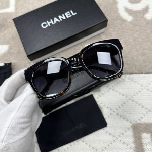 Солнцезащитные очки Chanel