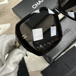 Солнцезащитные очки Chanel