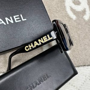 Солнцезащитные очки Chanel