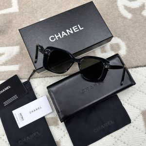 Солнцезащитные очки Chanel