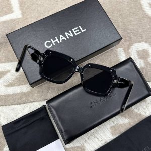 Солнцезащитные очки Chanel