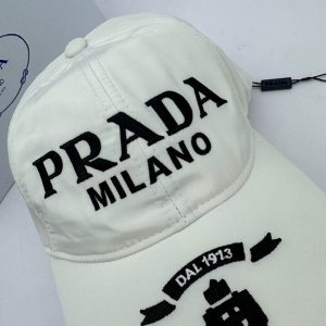 Бейсболка Prada