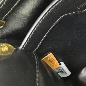 Сумка Louis Vuitton Capucines