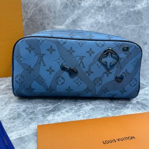 Косметичка Louis Vuitton Dopp Kit