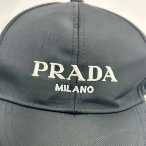 Бейсболка Prada